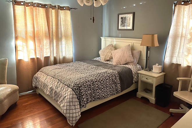 Furnished Master with Queen Size Bed - Master Suite in Riverland Terrace, 10 min. to MUSC