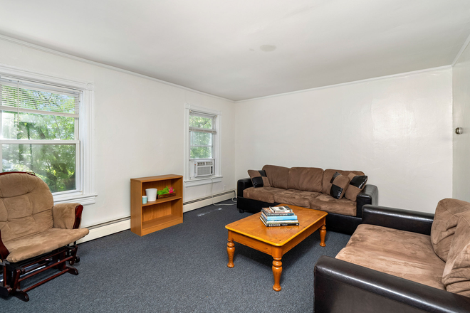 Livingroom - Charming 1 bedroom in the heart of Princeton Apartments