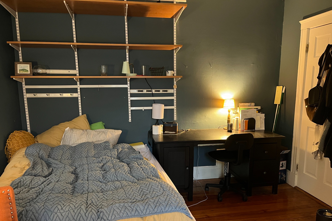 Bedroom - $1250/mth Bedroom in shared apartment. Summer rental or longer. great location. parking available.