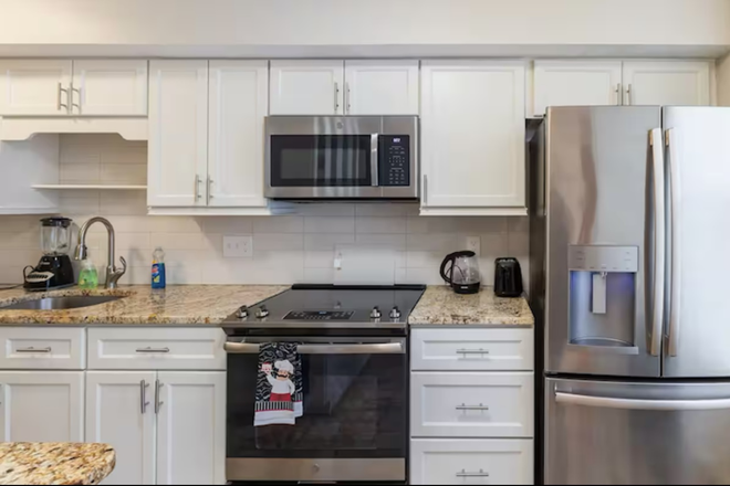Kitchen - Newly Renovated Townhome (5 mins from campus)