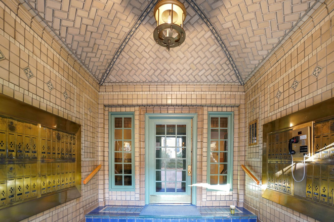 Foyer - Lovely Studio Across from Law School! Condo