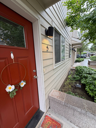 Front (Gated) - 4 Bed 2.5 Bath Townhome, close to campus