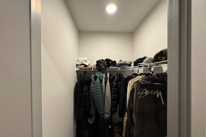 Room closet - Flats on University Apartments