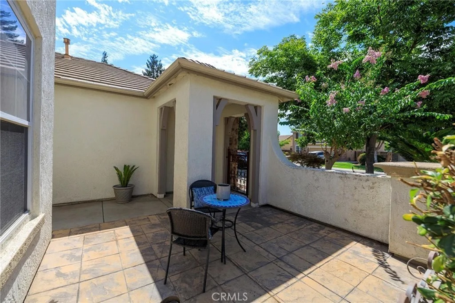 front yard - Private Rooms for Rent Near Davenport Park in a Quiet Neighborhood