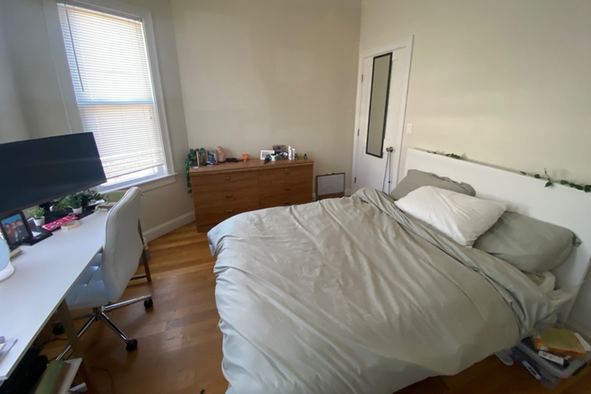 Bedroom - Room sublet close to Northeastern Apartments