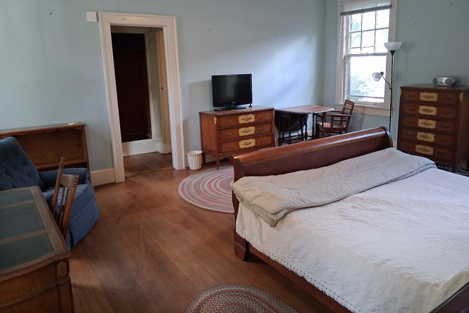 1 furnished bedroom - Large furnished bedroom, private bathroom for rent in quiet home less than five minutes from Emory