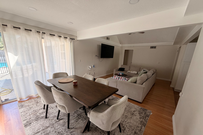 Dining area - UCR Housing - 4 Private Rooms - 3 Min from Campus - Pool, Parking, More House