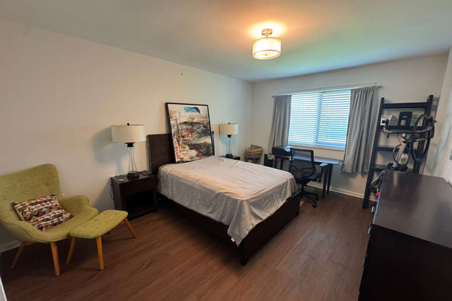 Bedroom - Spacious Bedroom with Private Bathroom 8 min from MMC
