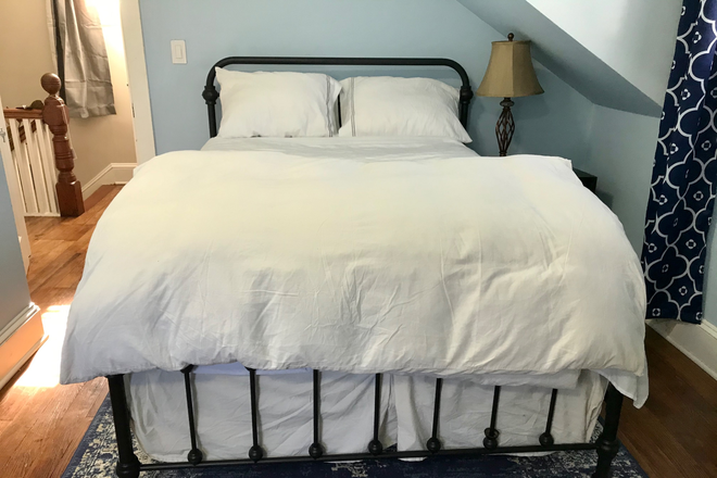 Full size European pillow top bed - Furnished room for female PU affiliate-Berrien Ave-Princeton Junction