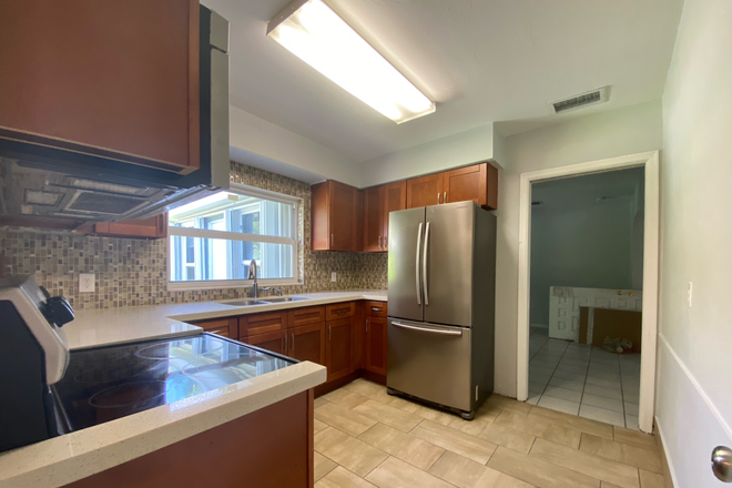 Kitchen - 5/5 with Large Backyard 2 Blocks from Campus House