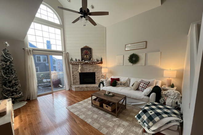 Living Room - 3 Bedroom Townhouse in quiet neighborhood 20 minute drive from DU