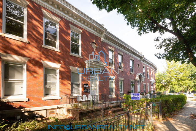 Exterior - ***AUGUST 24TH/2025***  LARGE 7 BED 2.5 BATH TOWNHOUSE - HEAT & HOT WATER INCLUDED - PARKING!!!