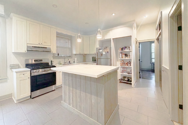 kitchen - Ridgewood high ceilings top floor! Only one other unit in the building! Rarely available! Duplex