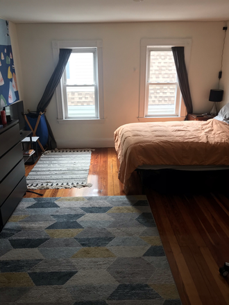 Call NOW for showings! 617-236-8600 - WARNER ST - *FRNSHD* TOP FLR DUPLEX 5BR NEAR TUFTS FOR *6/1/2026* W/ LNDRY ON SITE, RNTL PRKNG, 2BA Apartments