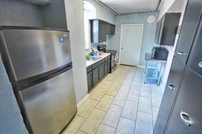 Updated Kitchen - HUGE 1800 sqft  - 3 bed+1 Bonus Room 1 bath units on WashU shuttle route!