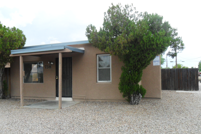 Lots of parking - ON THE MARKET!! 3 bed 2 bath on Elm! House