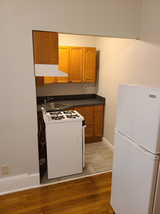 - - Close to Campus!! Studio w/ Heat & Hot Water Incld, Laundry in Building Apartments