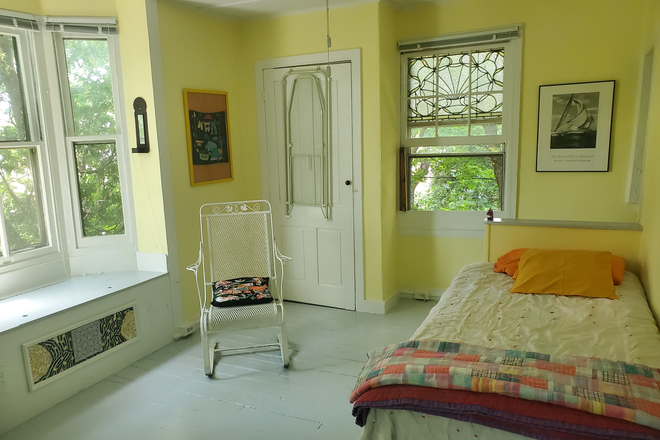 South room, single bed, $600/mo, upstairs, avail 8-1-25 - Ellerslie House -- South Room, $600/mo
