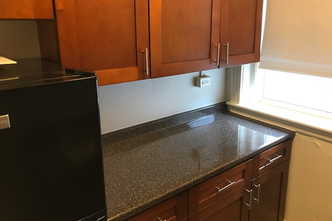 Hub Realty - Large studio with alcove, in Fenway Apartments