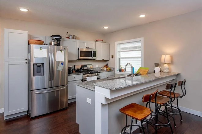 Kitchen - 1926 Grand Ave Apartments