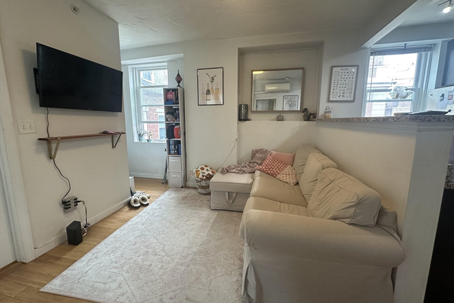 LIVING - GREAT PRICE! 2 BED WITH EXPOSED BRICK! Apartments