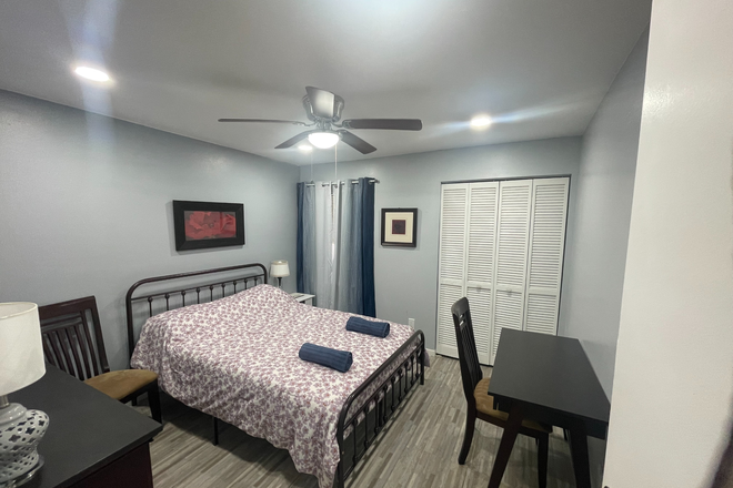 1st bedroom - Large private Bedroom for female student available, Aug 2025 Townhome