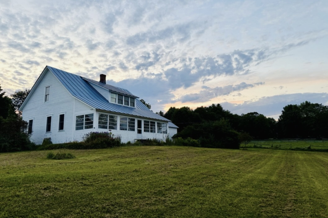 Front / street-view - White Farmhouse