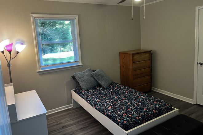 middle bedroom - 2 rooms in 3BR/2B house in quiet, safe neighborhood