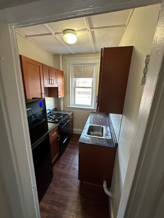 - - NO Broker Fee!! Right Close to Campus! Studio w/ Heat & Hot Water Incld, Laundry in Building Apartments