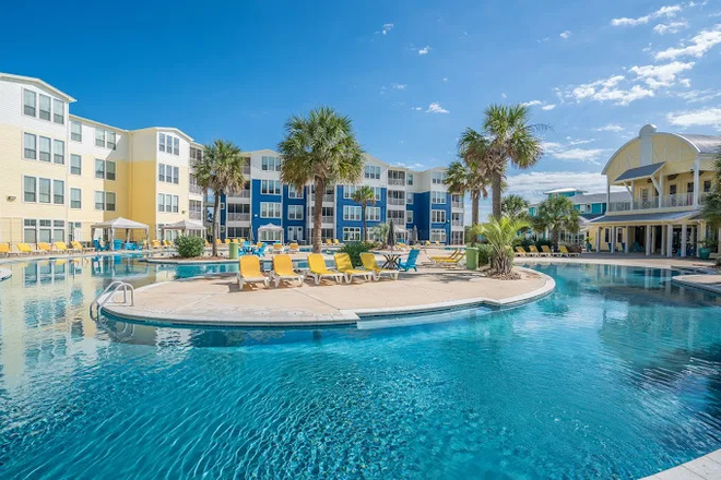 Apartment Complex Pool & Buildings - 1bd/1bth Z-Islander Sublet - Spring 2026