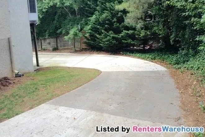 Driveway Rear Parking - Beautiful 4 Bedroom / 4 Bath  Home ...Walking distance to Campus