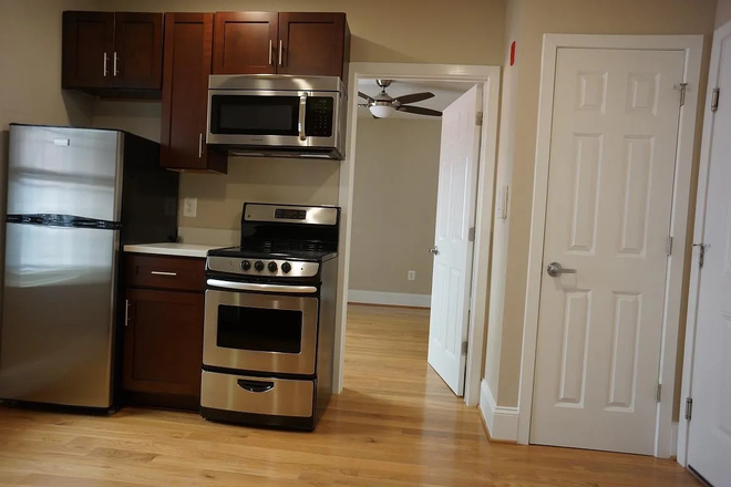 Living room kitchen - Near Peabody Campus 3 mins walk