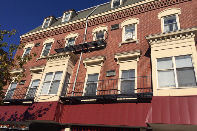 - - No Broker Fee!! Short Distance to Campus! 1 bed w/ Laundry in Building Apartments