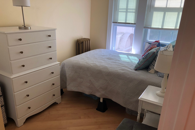 - - Close to Campus! Spacious 3 Bed w/ Heat & Hot Water Included w/ Laundry in Building Apartments