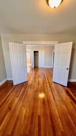 living room - House close to campus (7 min walk from JCC/ Green line)