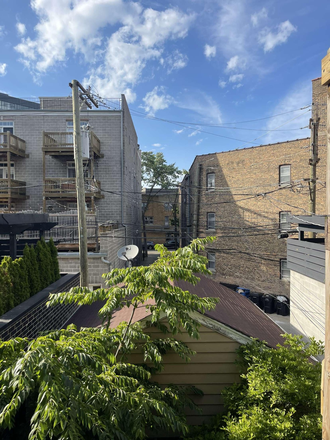 View Facing forward - 3 bedroom (1 open room) second floor unit, 1 min walk from DePaul. Apartments