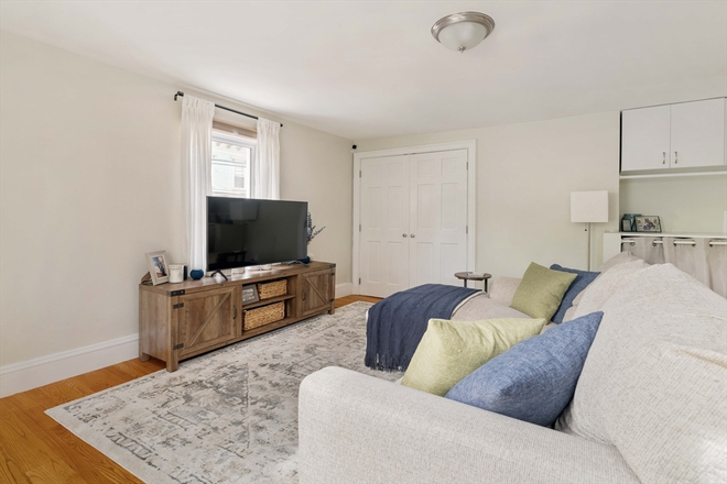 living room - *NO BROKERS FEE!* Stunning, Renovated 1 bed / 1 Bath w/ LAUNDRY IN UNIT! Avail 9/1/26! Apartments