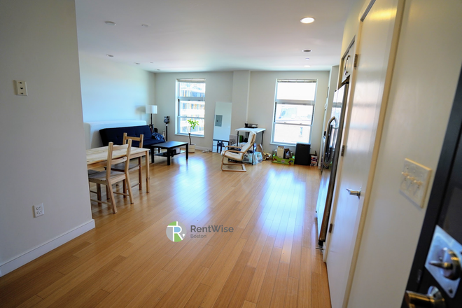 1 - AVAIL NOW-Sweet South 2 bed 1 .5 bth, Pets Ok! No Fee and 1 Free Month