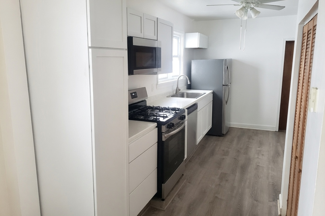 kitchen - 923 S Aberdeen 2nd floor 4 bed 1 bath, 2 blocks from UIC and across from park