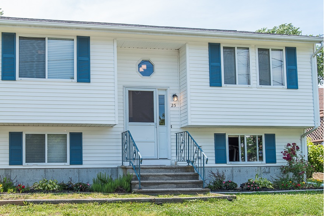 House front - Bright Airy in Bonnet 25 Aroostook Trail Narragansett $925/student House