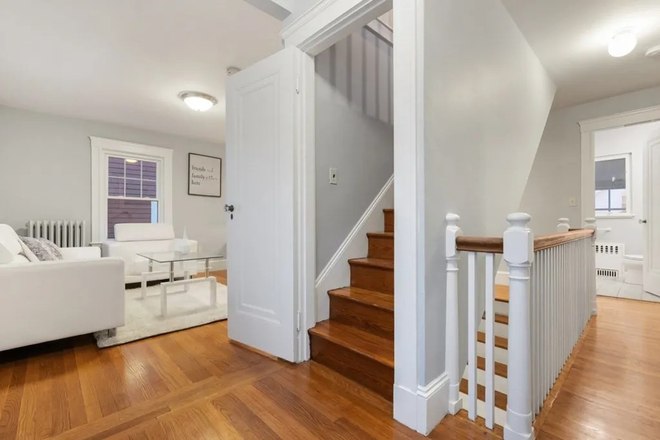 Upstairs - Arlington right on Mass Ave! Condo