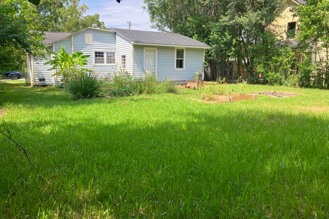 Backyard - 4 bd/2 bth w fenced in yard, pet friendly, w/d, hardwood floors, fireplaces & fully renovat House