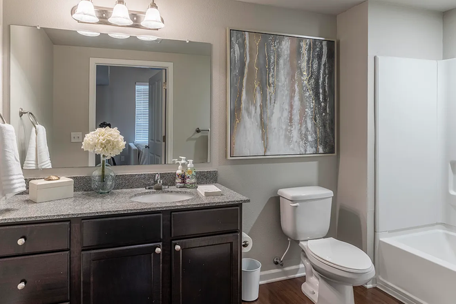 the bathroom - Russell street near campus Apartments