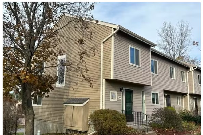 Outside end unit - Townhouse for rent