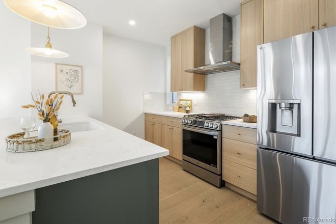 Shared kitchen/dining/living room - Room for Rent in a Beautiful New Townhouse Near the W-Line Train