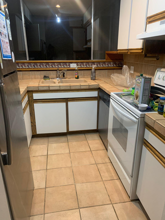 Kitchen - Apartment close to campus
