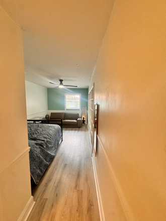 room - Looking for other college students to live with in this House. Walk to School
