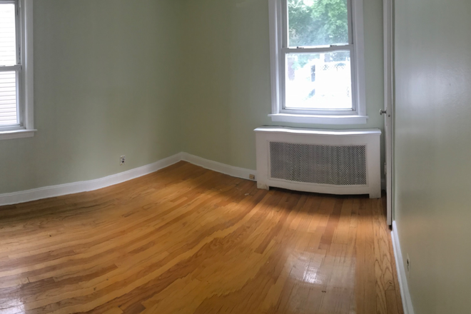1st Floor Bedroom - ONE BEDROOM AVAILABLE. NEAR ADELPHI. GARDEN CITY S. FEMALE STUDENT PREFERRED. NO FEE House