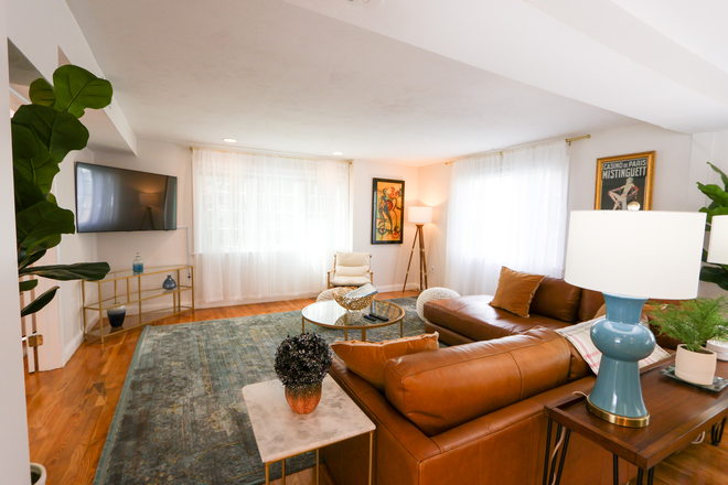 Living room, Leather Couch, Wall Mounted TV - STARS Jay 25 Furnished Multi-Level Family Home