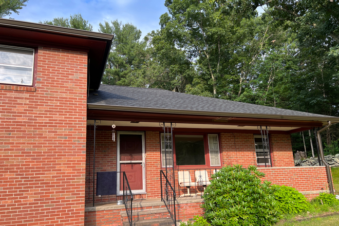 Front view - one bedroom for rent House